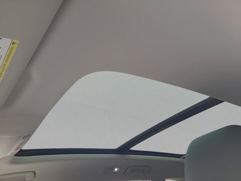 Certified 2025 Volkswagen Taos SE image 15