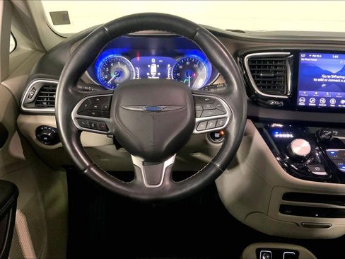Used 2018 Chrysler Pacifica Touring-L Plus w/ Advanced Safetytec Group FWD image 5