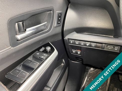 Used 2025 Toyota Sienna Platinum image 7