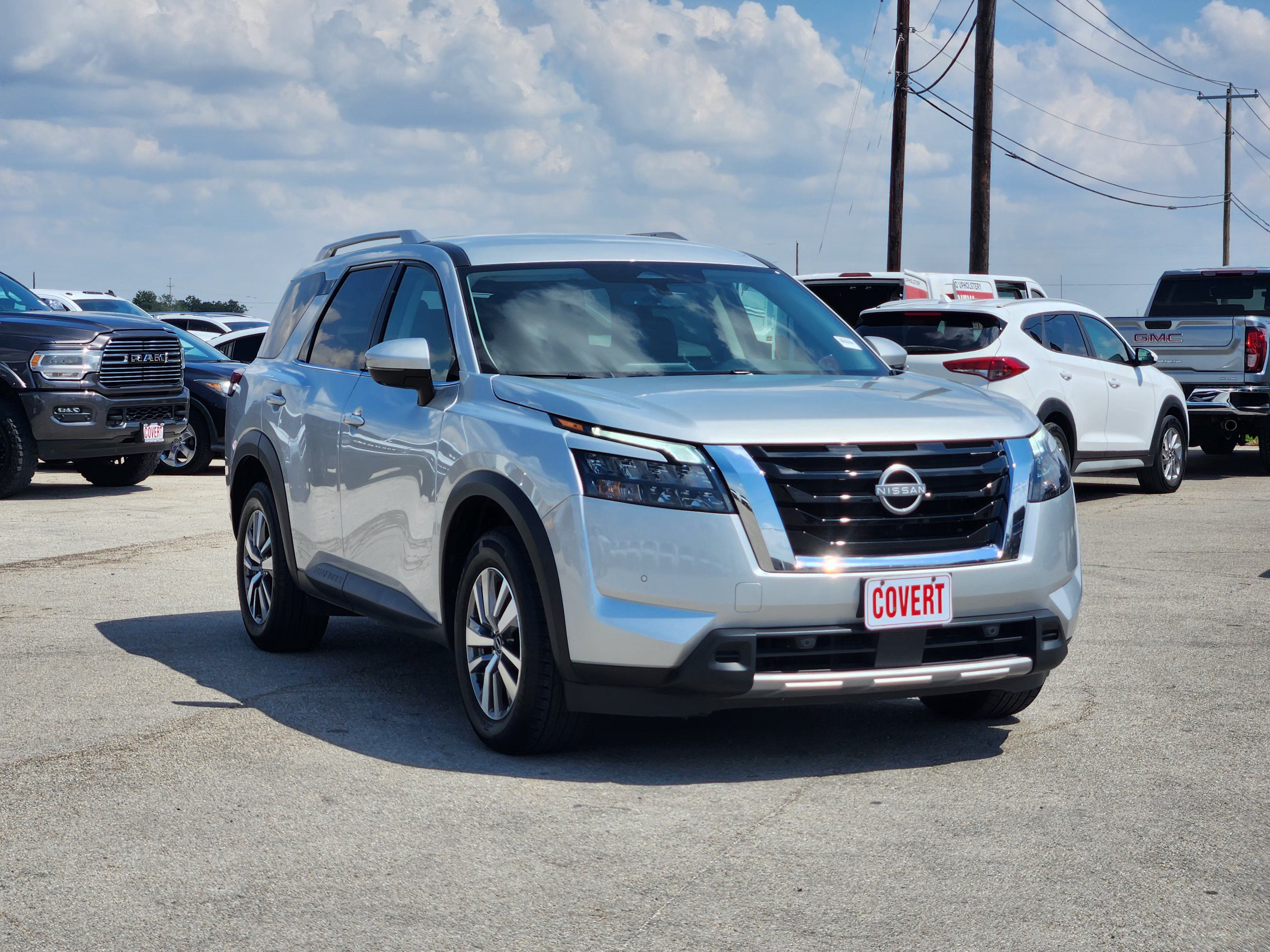 Used 2025 Nissan Pathfinder SL FWD image 3