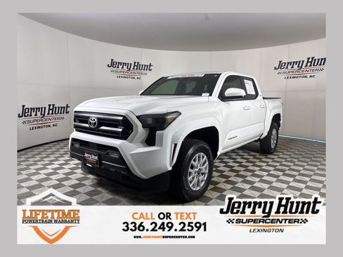 Used 2025 Toyota Tacoma SR5 AWD/4WD image 1