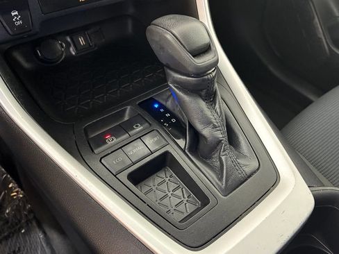 Used 2022 Toyota RAV4 LE w/ Carpet Mat Package (TMS) FWD image 27