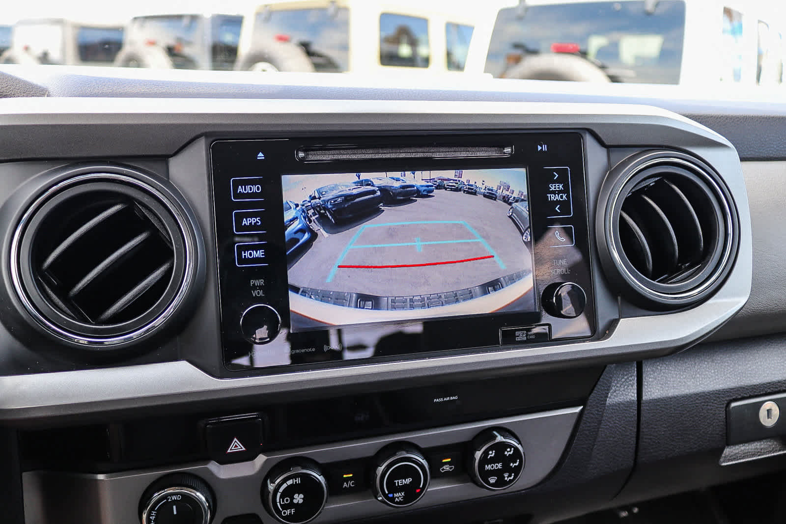 Used 2018 Toyota Tacoma SR5 AWD/4WD image 24