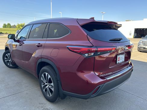 Used 2020 Toyota Highlander XLE AWD/4WD image 4