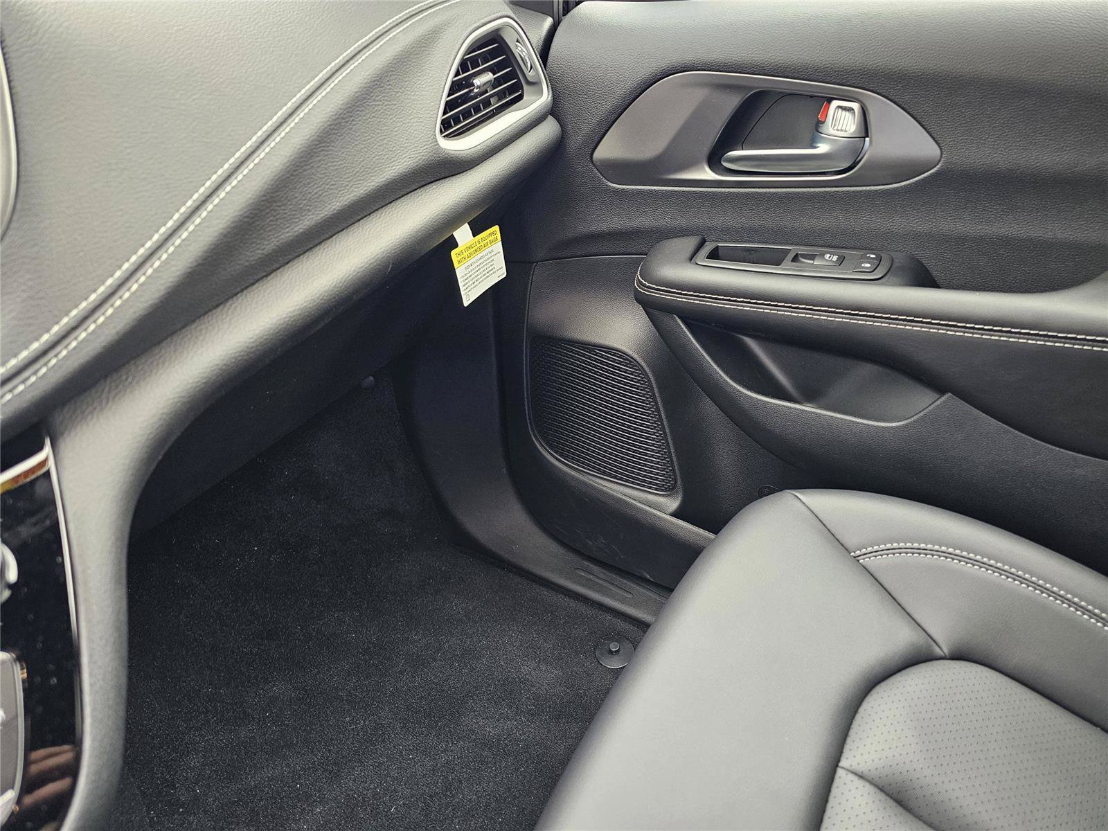 New 2026 Chrysler Pacifica Select FWD image 26