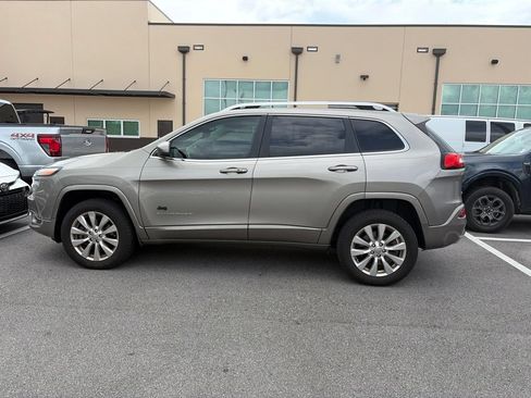 Used 2017 Jeep Cherokee Overland w/ Technology Group AWD/4WD image 4