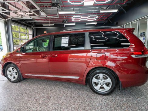 Used 2011 Toyota Sienna LE w/ Towing Pkg FWD image 2