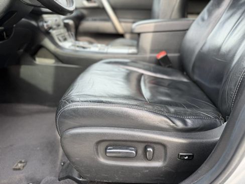 Used 2012 Toyota Highlander SE w/ Tow Pkg image 14