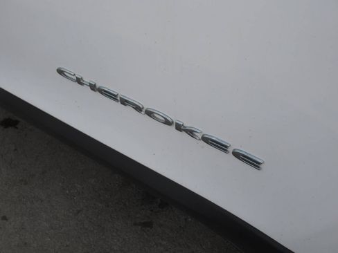 Used 2019 Jeep Cherokee Limited w/ Luxury Group image 5