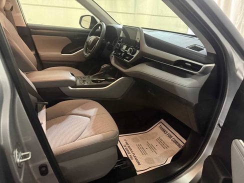 Used 2023 Toyota Highlander LE image 27