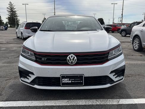 Used 2018 Volkswagen Passat 3.6 FWD image 2