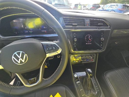 Used 2023 Volkswagen Tiguan SE R-Line AWD/4WD image 9