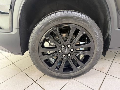 Used 2023 GMC Acadia SLE w/ Driver Convenience Package FWD image 14