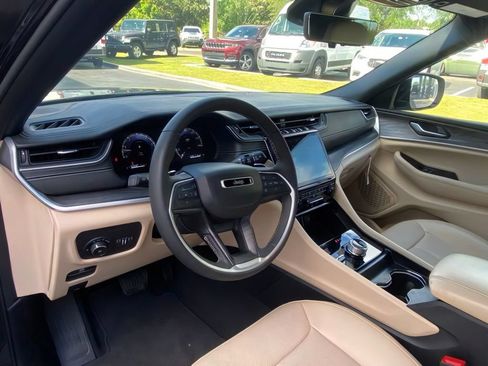 Used 2025 Jeep Grand Cherokee L Limited w/ Luxury Tech Group II AWD/4WD image 14
