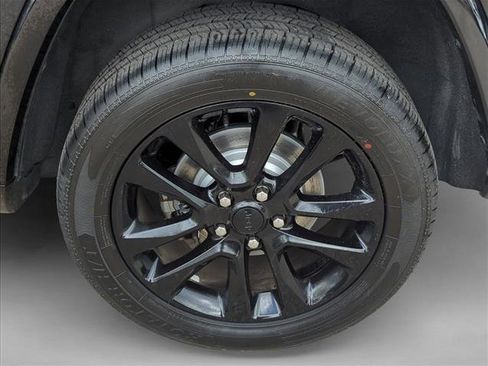 Used 2018 Jeep Grand Cherokee Altitude AWD/4WD image 9