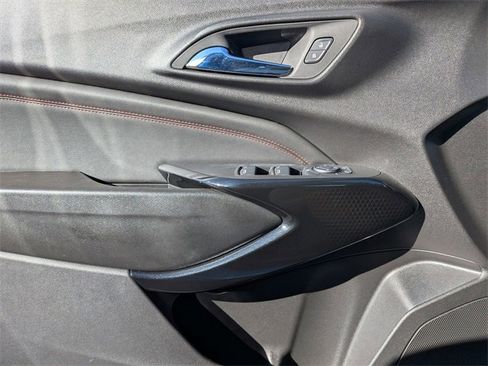 Used 2025 Chevrolet Trax RS image 28