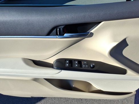 Used 2018 Toyota Camry LE image 10