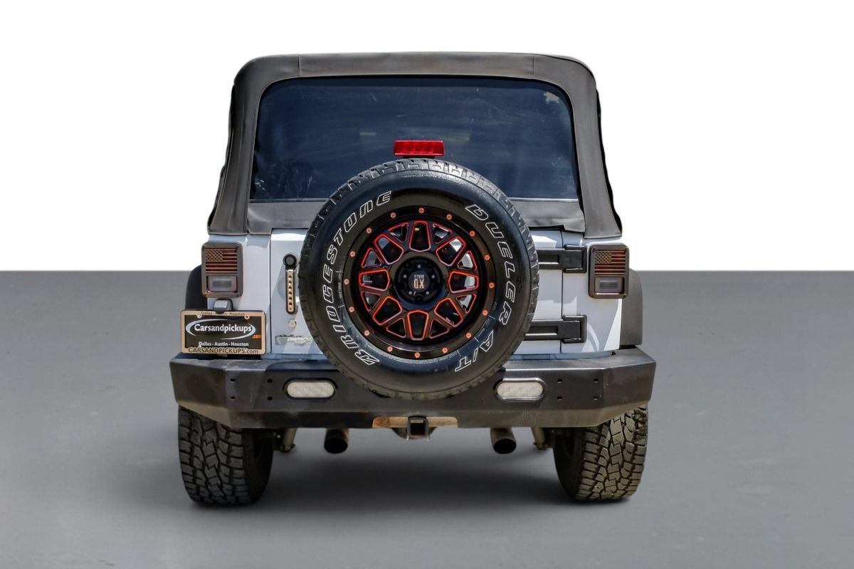 Used 2016 Jeep Wrangler Unlimited Sahara w/ Connectivity Group AWD/4WD image 8