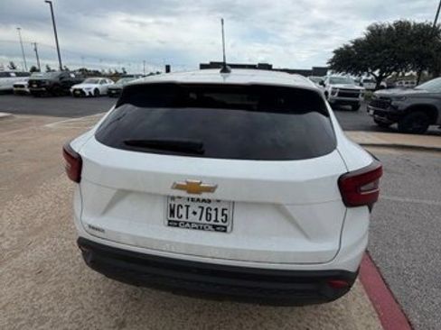 Used 2025 Chevrolet Trax LS w/ LS Convenience Package FWD image 10