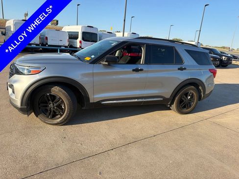 Used 2023 Ford Explorer XLT RWD image 2