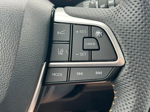 Used 2025 Toyota Sienna XLE Woodland Edition image 44