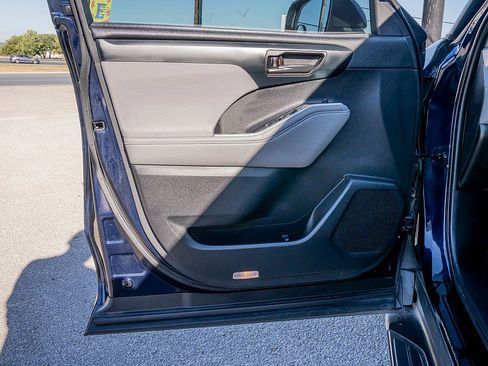 Used 2020 Toyota Highlander LE image 10