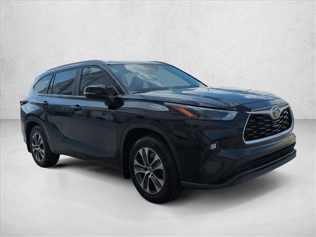 Used 2024 Toyota Highlander XLE FWD image 3
