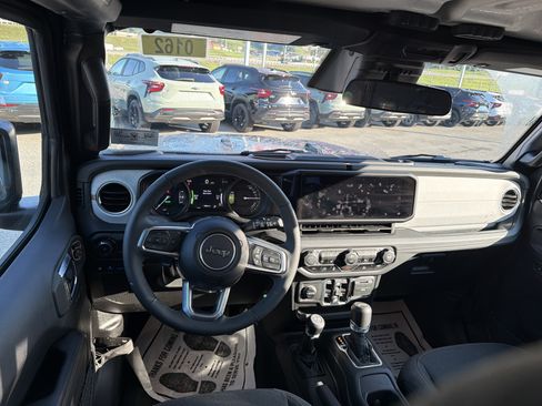 Used 2025 Jeep Wrangler Unlimited Sahara AWD/4WD image 14