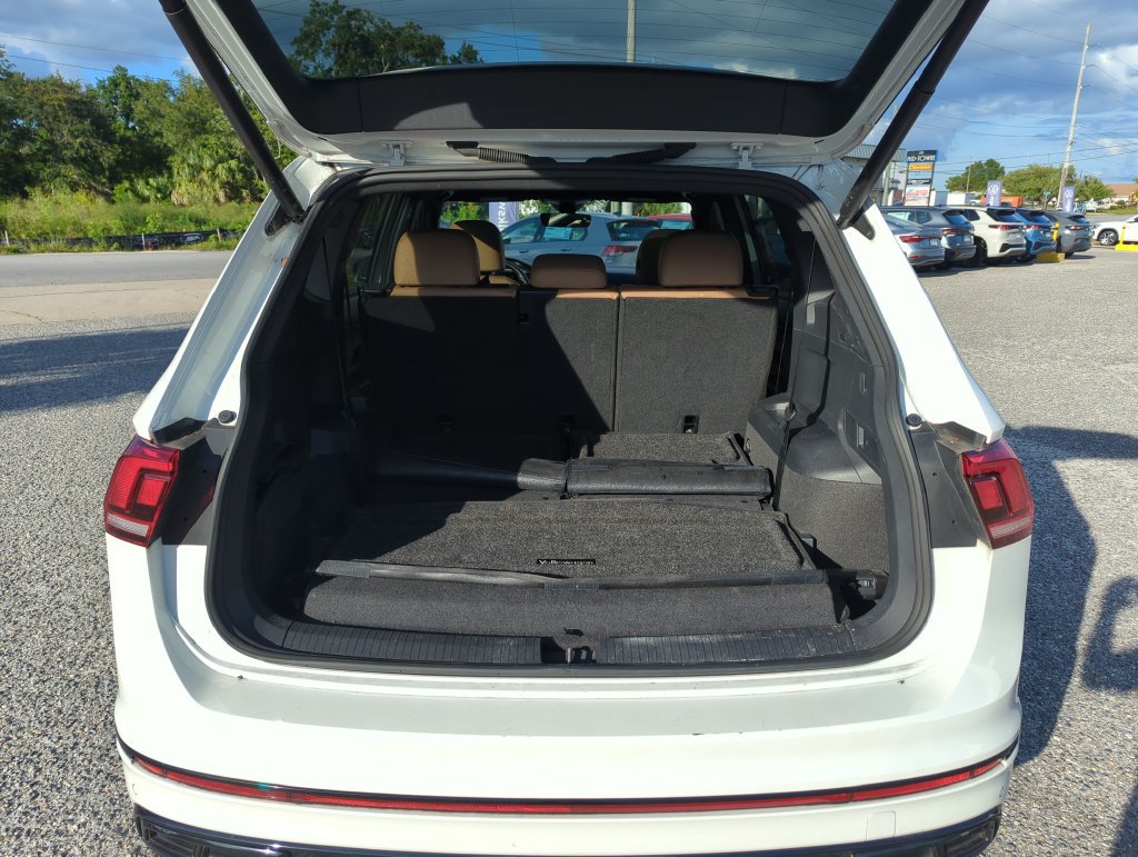 Certified 2024 Volkswagen Tiguan SE R-Line FWD image 31