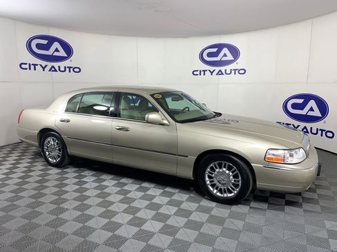 Used 2009 Lincoln Town Car Signature L image 1