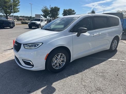 New 2026 Chrysler Pacifica Select image 13