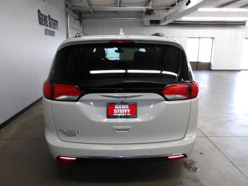 Used 2020 Chrysler Pacifica Touring-L FWD image 7