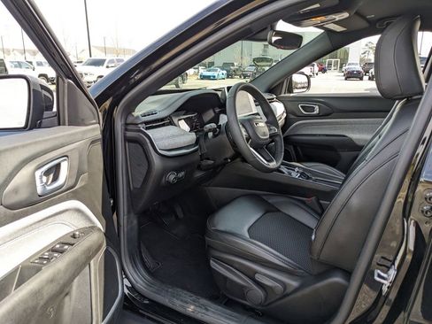 Certified 2025 Jeep Compass Latitude image 37