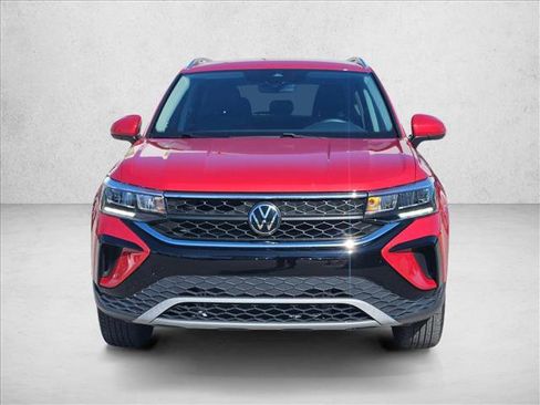 Used 2024 Volkswagen Taos SE image 2