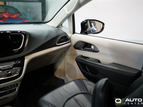 Used 2022 Chrysler Pacifica Touring-L image 21