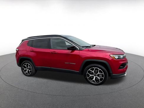 Used 2025 Jeep Compass Limited AWD/4WD image 2