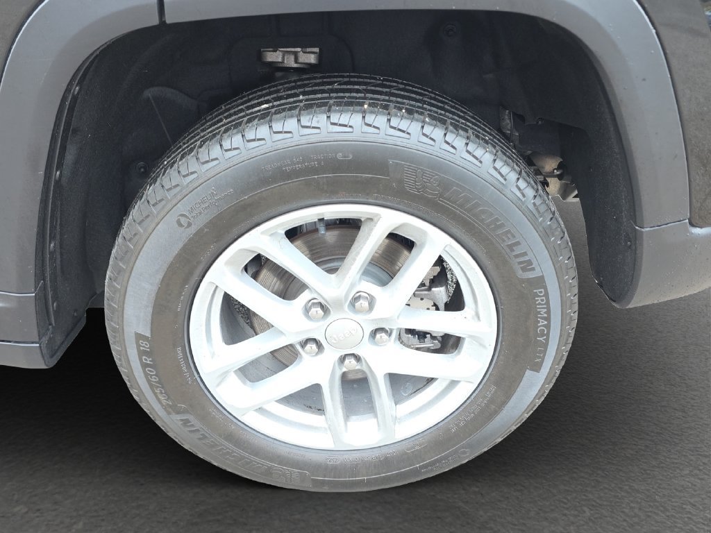 Used 2023 Jeep Grand Cherokee Laredo X AWD/4WD image 5