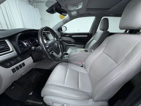 Used 2019 Toyota Highlander XLE AWD/4WD image 3