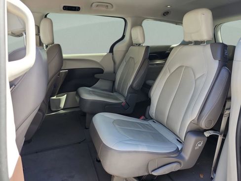 Used 2019 Chrysler Pacifica Touring-L image 16