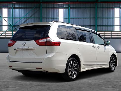 Used 2019 Toyota Sienna Limited Premium image 5
