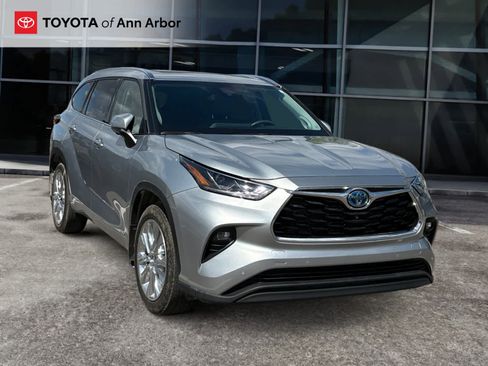 Used 2023 Toyota Highlander Limited AWD/4WD image 1