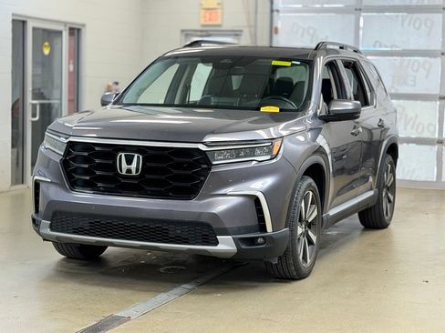 Used 2025 Honda Pilot Touring image 3