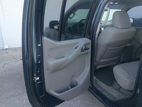 Used 2013 Nissan Frontier SV w/ SV Value Truck Pkg AWD/4WD image 44