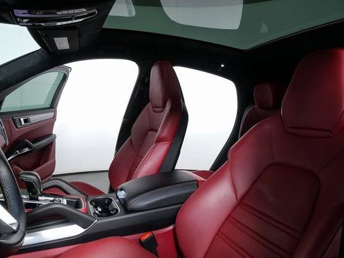 Certified 2022 Porsche Cayenne Turbo image 5