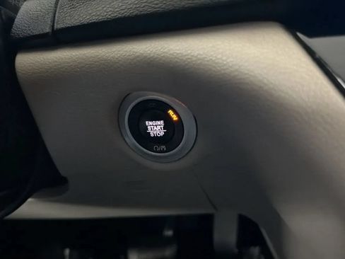 Used 2020 Chrysler Pacifica Touring-L FWD image 15