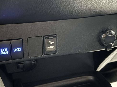 Used 2018 Toyota RAV4 LE AWD/4WD image 23