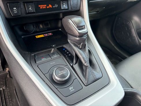 Used 2022 Toyota RAV4 XLE Premium AWD/4WD image 28