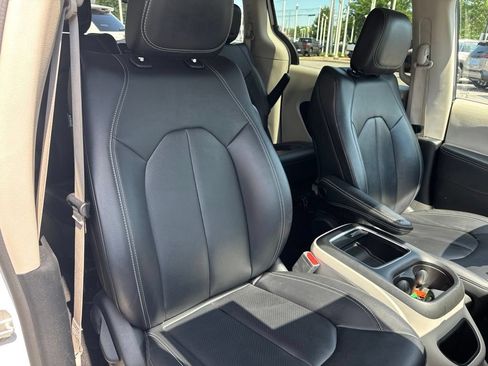 Used 2024 Chrysler Pacifica Limited FWD image 34