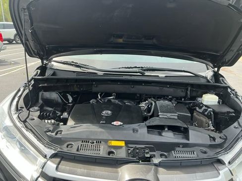 Used 2018 Toyota Highlander LE image 19