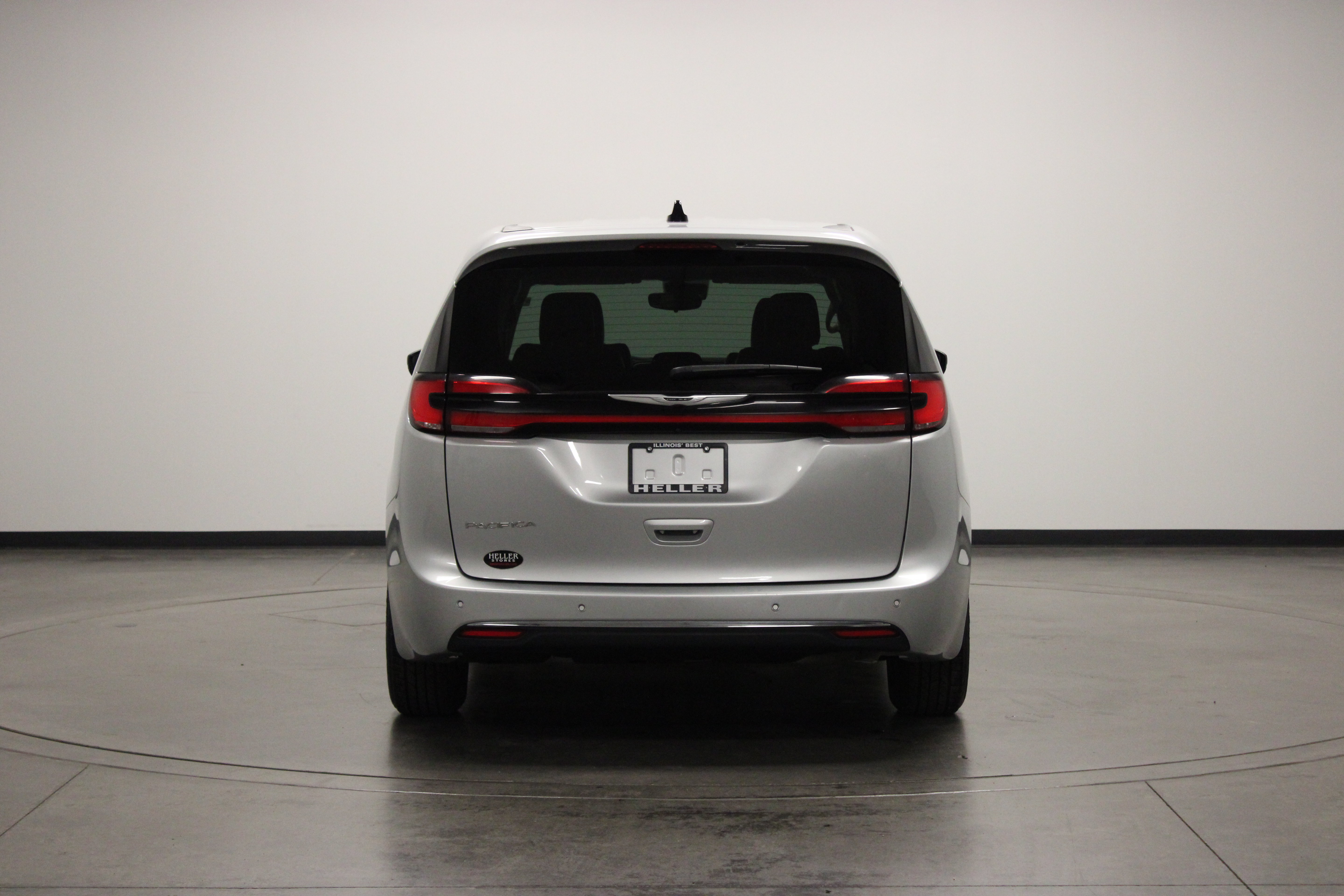 Used 2024 Chrysler Pacifica Touring-L FWD image 7